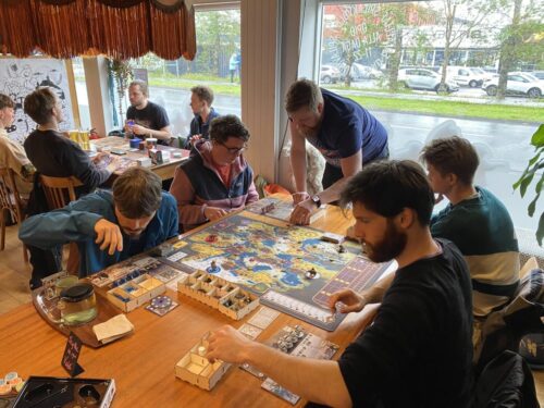 Stemmningsmynd frá Borðspilavinir #1. Fólk að spila í Spilavinum.