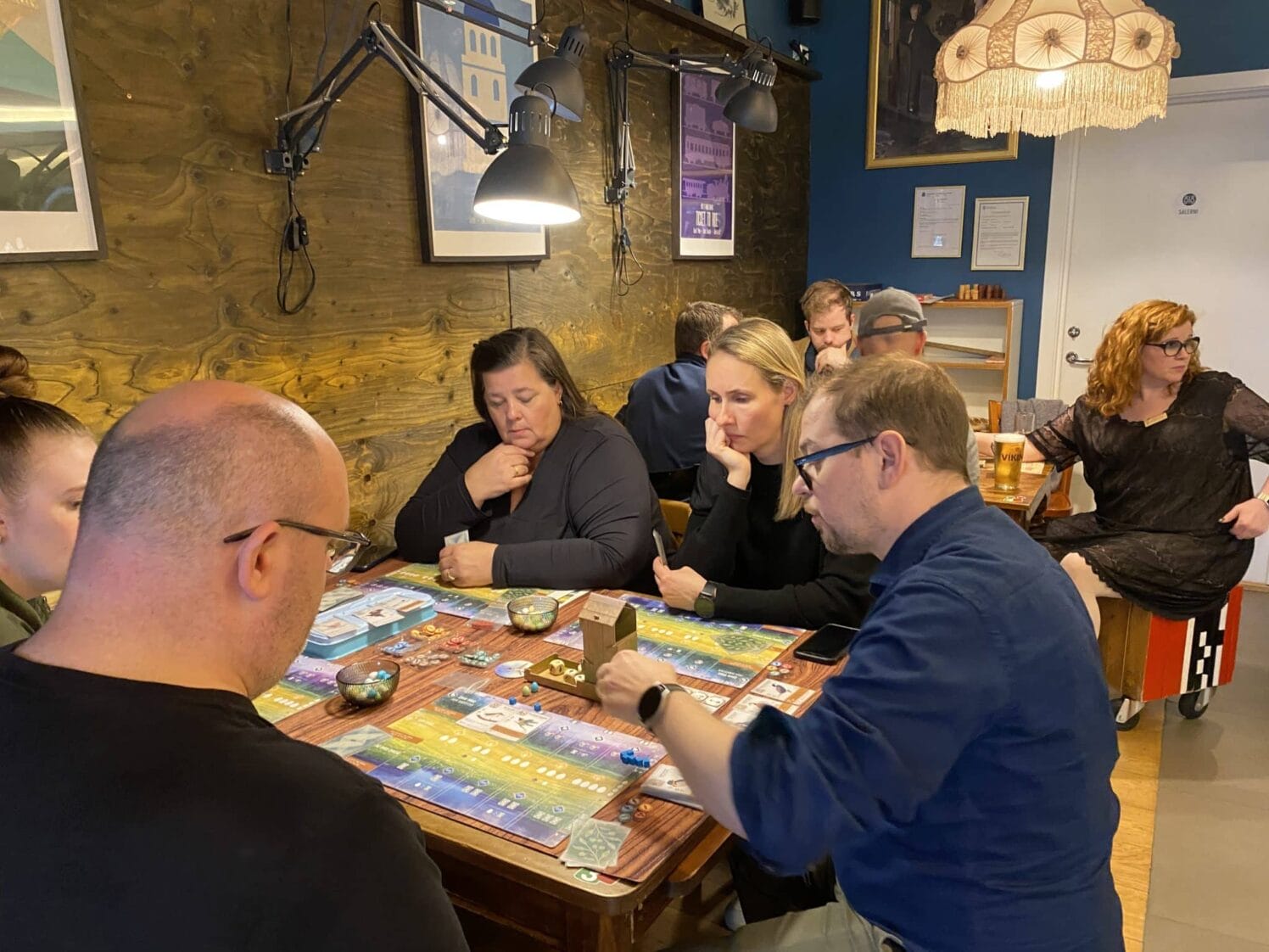 Stemmningsmynd frá Borðspilavinir #1. Fólk að spila í Spilavinum.